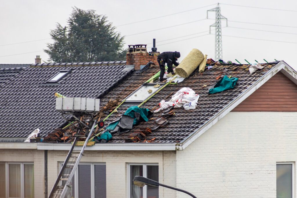 Isolation d'une toiture avec de la laine de roche › LS entretien : Nantes, Caen
